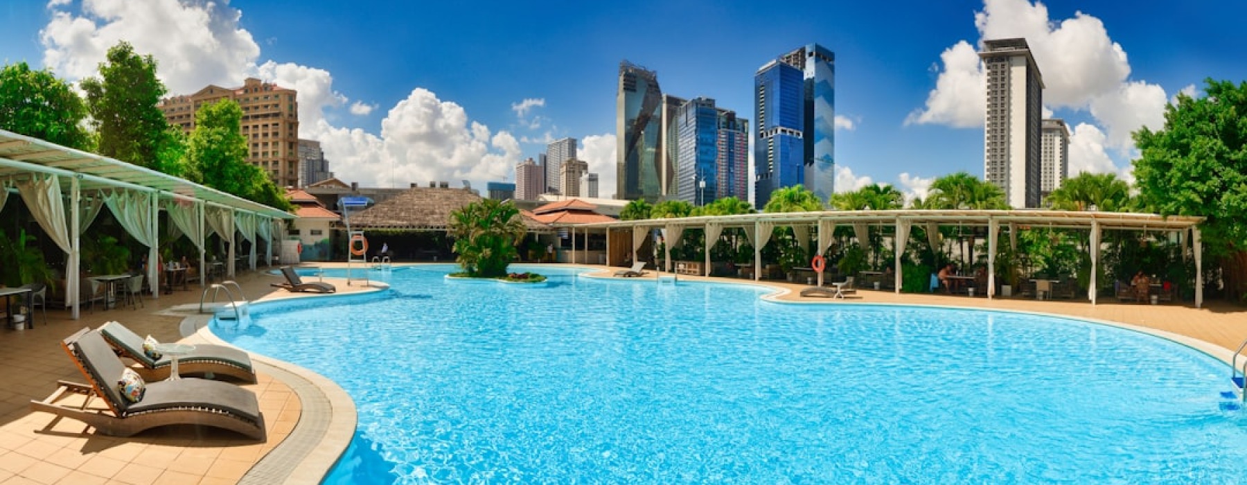 luxury apartment pool and amenities - Luxury apartments with amenities